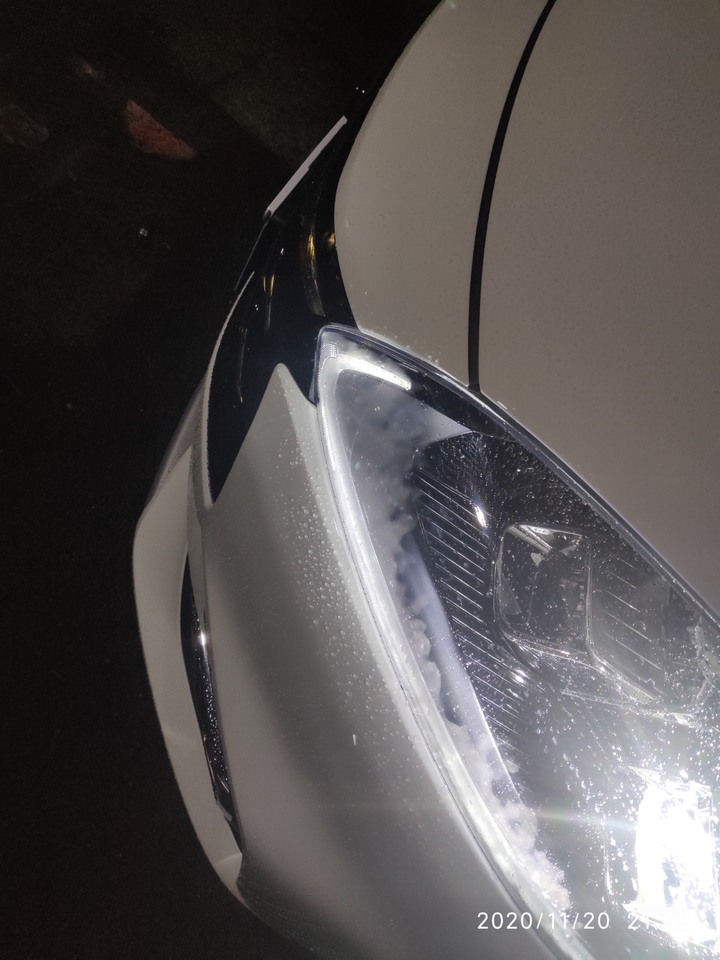 請問8月交車的新KUGA大燈起霧超明顯,南港的福特九和堅持這樣正常。。。