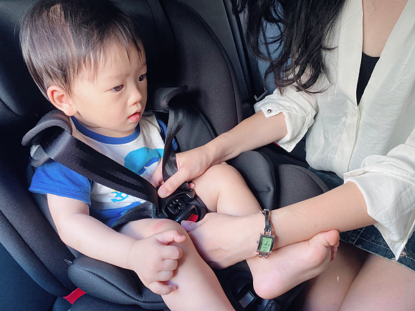 我家雙胞胎的新汽座開箱!荷蘭MAXI-COSI Titan