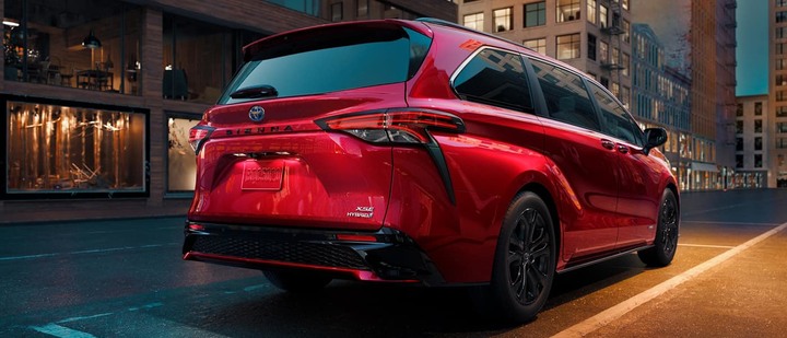 【車評】來告訴你為什麼 2021Toyota Sienna 比舊款好很多！｜中譯
