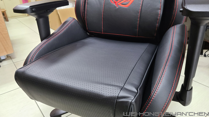 點我看大圖 霸氣外露-ASUS ROG信仰RGB電競椅 CHARIOT (SL300C)
