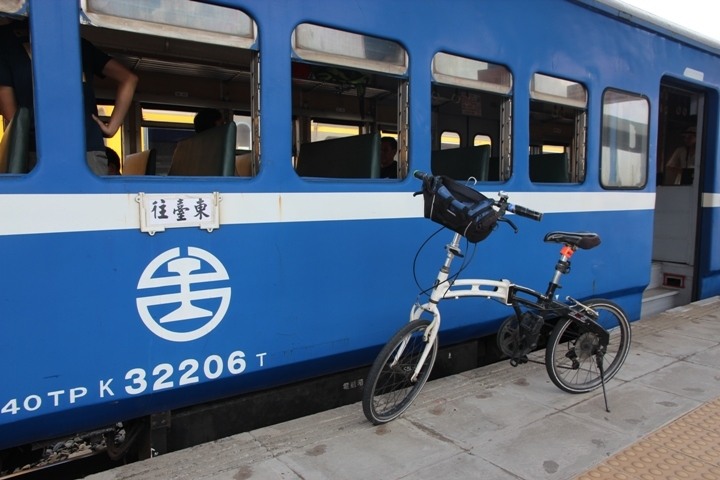 搭末班車「藍皮普快」騎遊台東鹿野