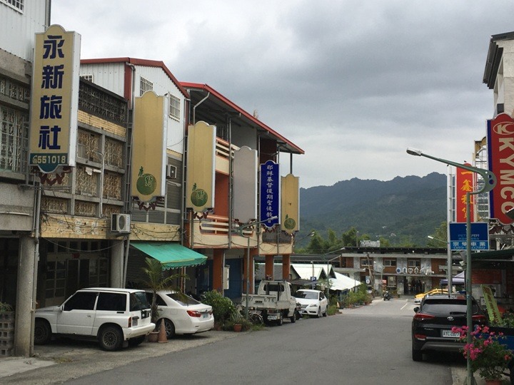 搭末班車「藍皮普快」騎遊台東鹿野