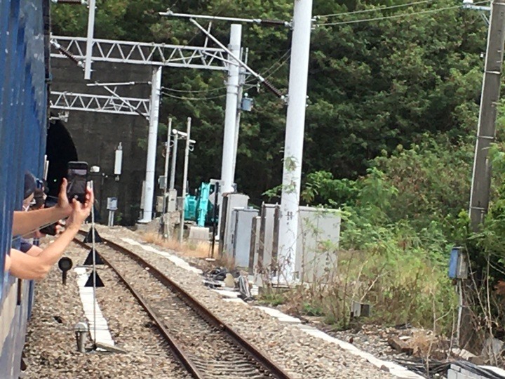 搭末班車「藍皮普快」騎遊台東鹿野