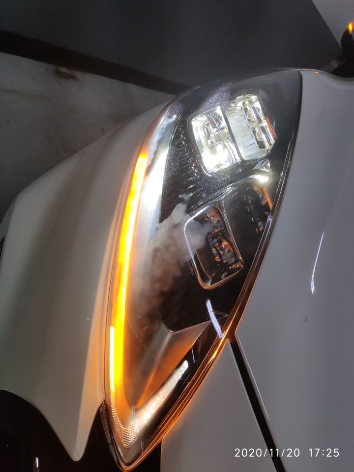 請問8月交車的新KUGA大燈起霧超明顯,南港的福特九和堅持這樣正常。。。