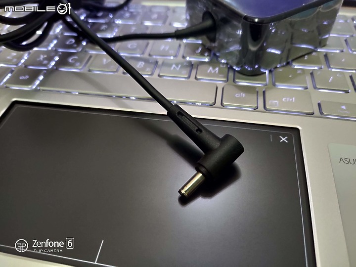 點我看大圖 ZenBook UX434F內建雙螢幕能多工作業也能上班偷閒