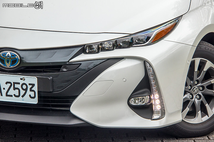 Toyota Prius PHV 試駕,125.9 萬買插電式油電車!