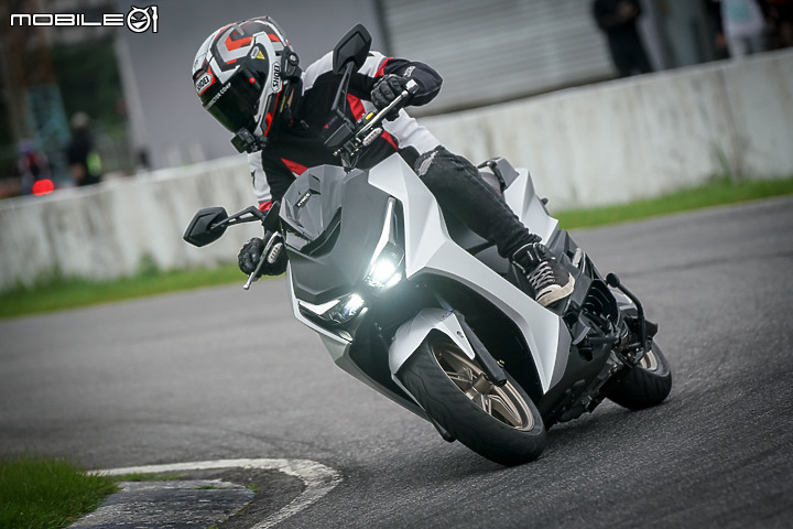 KYMCO KRV 「小AK」賽道首試|跨世代全新旅跑 再創水冷白牌王者風範