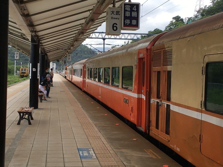 搭末班車「藍皮普快」騎遊台東鹿野