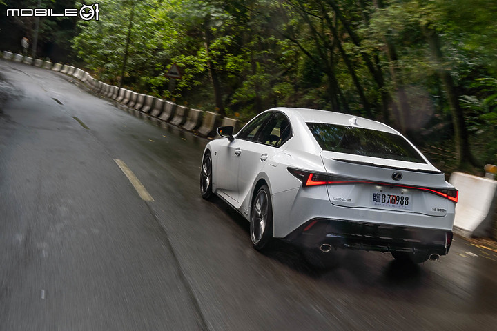 Lexus IS 300h F Sport 試駕|帥勁操控 全面進化!