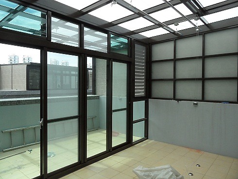 室外採光罩加上日式瓦片屋頂與玻璃門窗報價