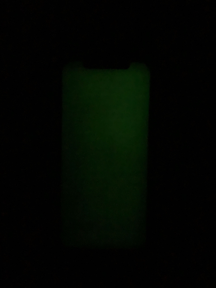 iPhone 12 pro螢幕發綠問題