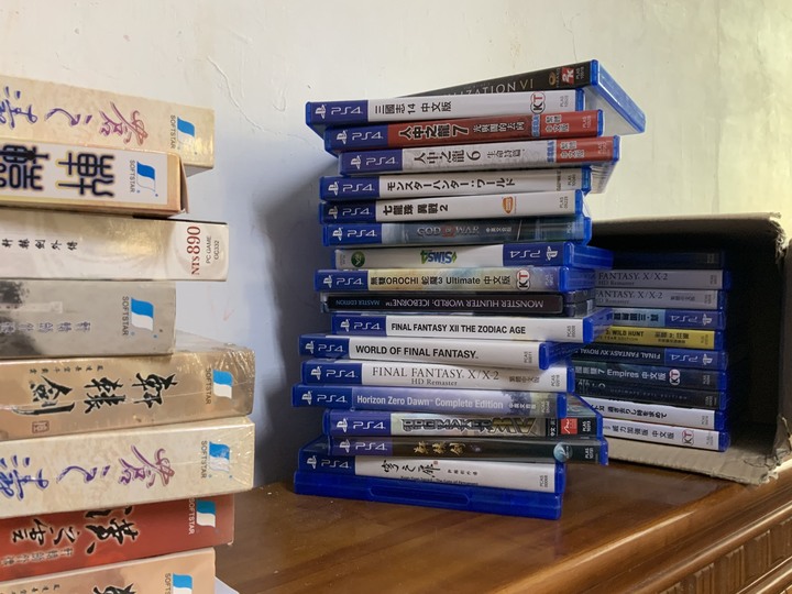 PS5出來了,才剛把第二台PS4 pro白拆箱