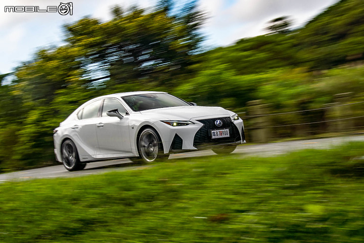 Lexus IS 300h F Sport 試駕｜帥勁操控 全面進化！