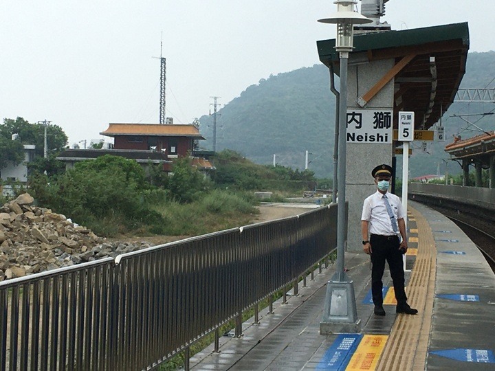 搭末班車「藍皮普快」騎遊台東鹿野