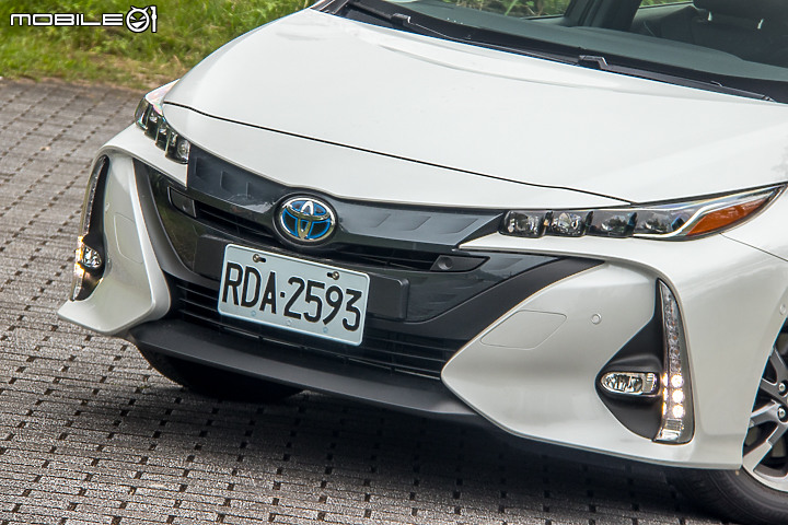Toyota Prius PHV 試駕,125.9 萬買插電式油電車!