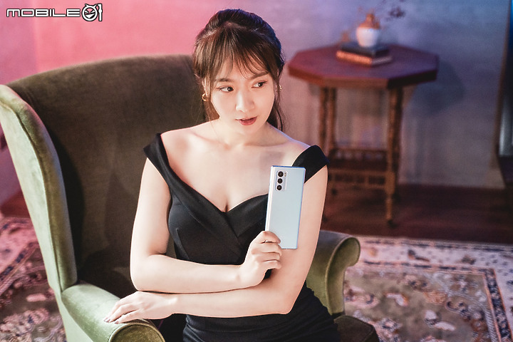 LG WING 雙螢「轉」出新意 卻是滿滿情懷!
