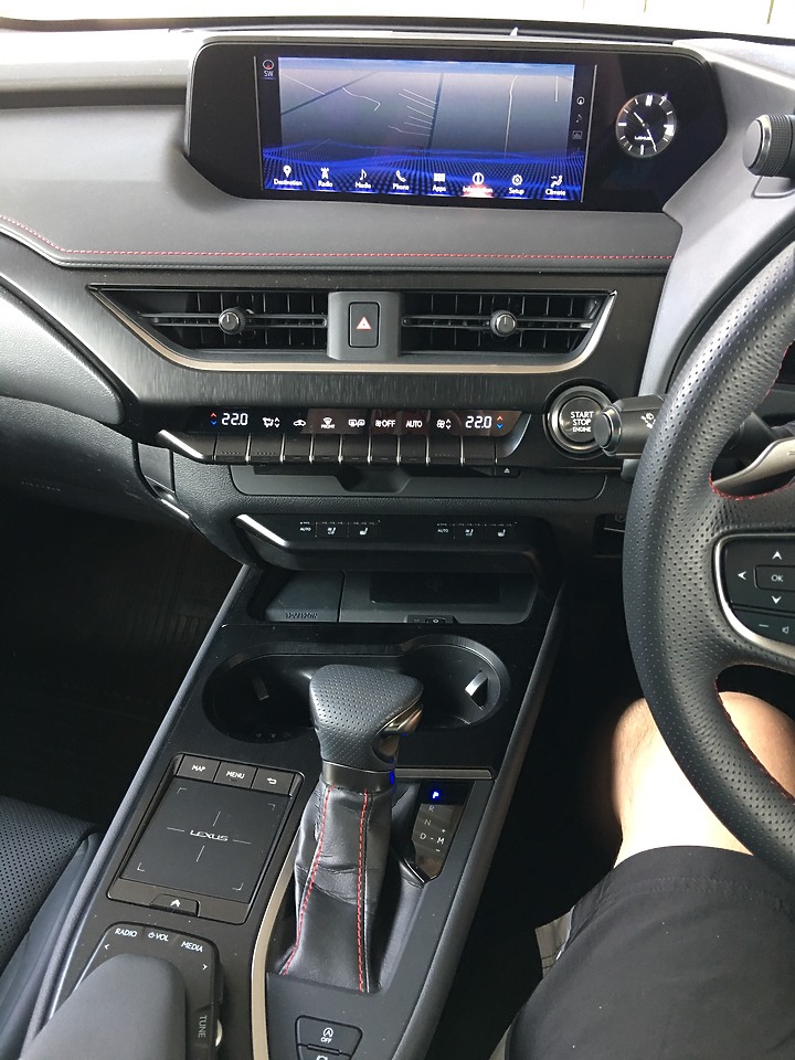 UX 200 F Sport
