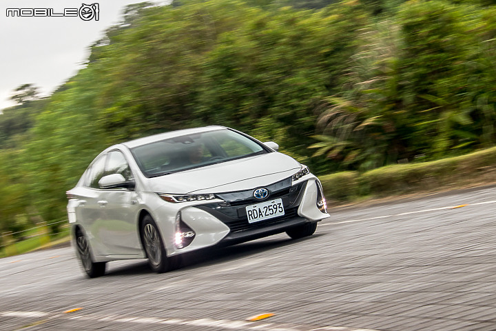 Toyota Prius PHV 試駕,125.9 萬買插電式油電車!
