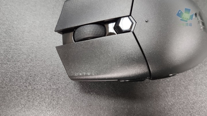 【小宅開箱】 Corsair Katar Pro Wireless 無線電競滑鼠 上手輕量快艇到港！