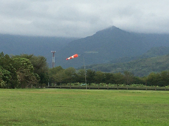 搭末班車「藍皮普快」騎遊台東鹿野