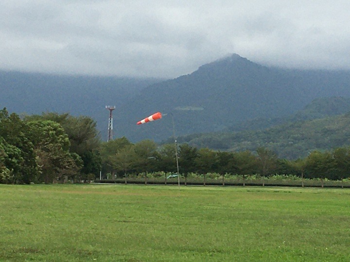 搭末班車「藍皮普快」騎遊台東鹿野