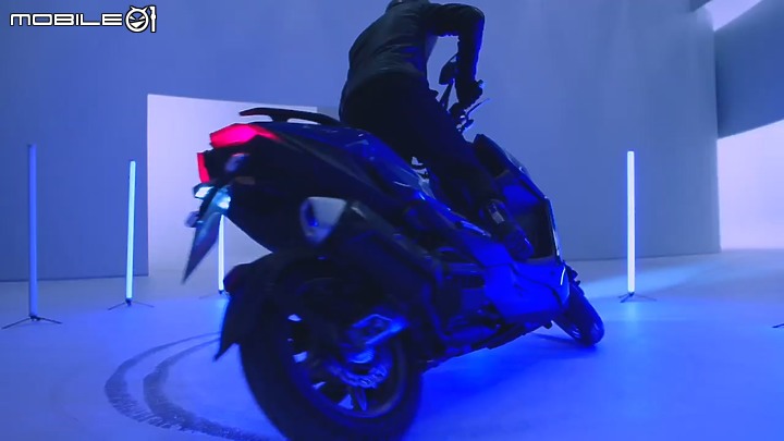 【快訊】KYMCO 新車 KRV 神秘面紗揭開!中置懸吊與固鎖式引擎成亮點!