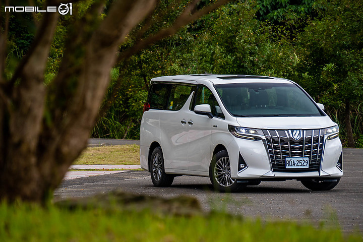 Toyota Alphard Hybrid 試駕｜真 • 平穩舒適油電就對了