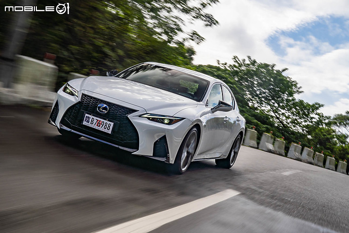 Lexus IS 300h F Sport 試駕｜帥勁操控 全面進化！