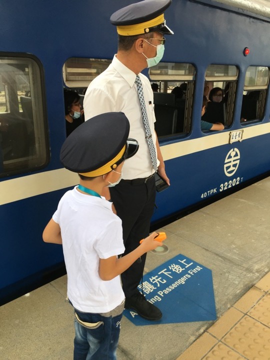 搭末班車「藍皮普快」騎遊台東鹿野