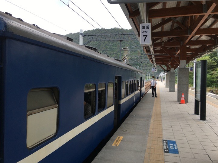 搭末班車「藍皮普快」騎遊台東鹿野