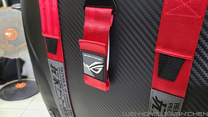 點我看大圖 霸氣外露-ASUS ROG信仰RGB電競椅 CHARIOT (SL300C)