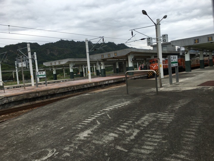 搭末班車「藍皮普快」騎遊台東鹿野