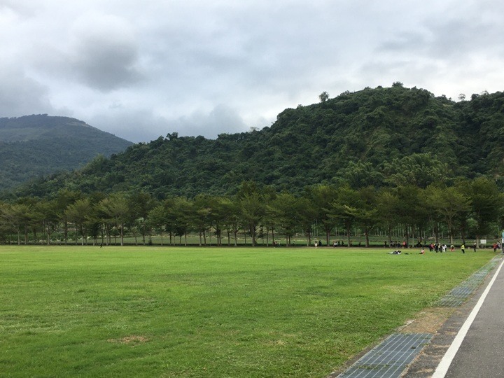 搭末班車「藍皮普快」騎遊台東鹿野