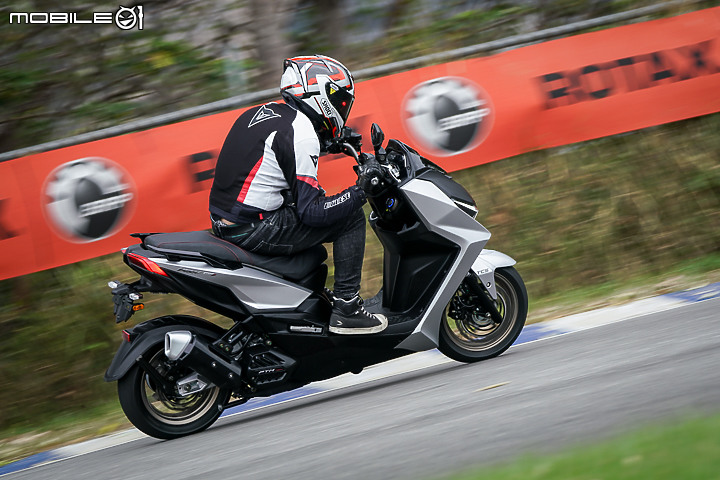 KYMCO KRV 「小AK」賽道首試|跨世代全新旅跑 再創水冷白牌王者風範