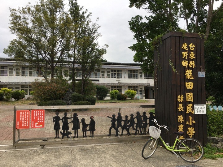 搭末班車「藍皮普快」騎遊台東鹿野