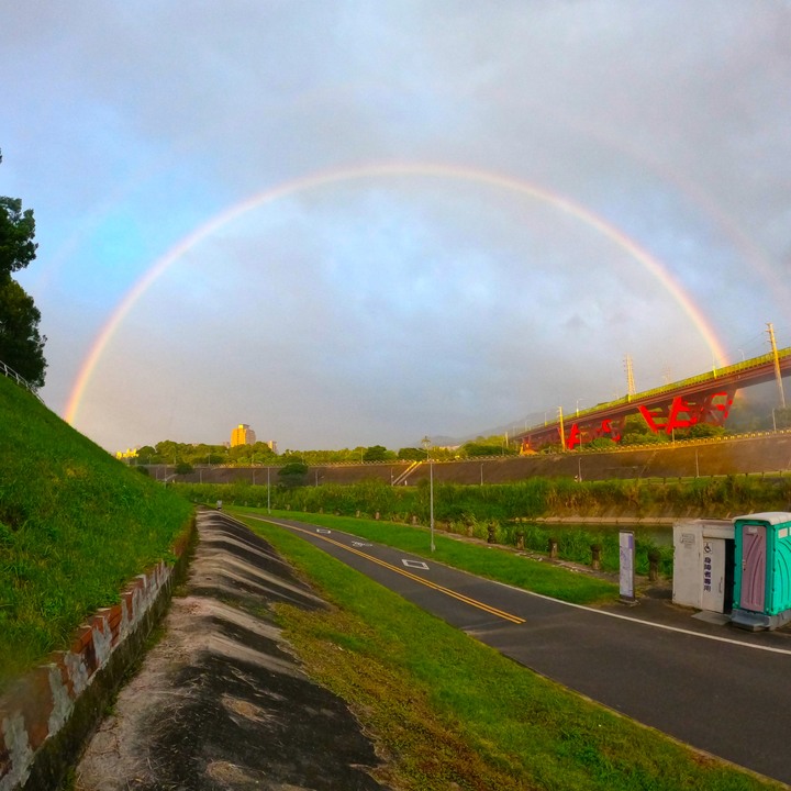 ☔風雲變色後雨中彩虹🌈