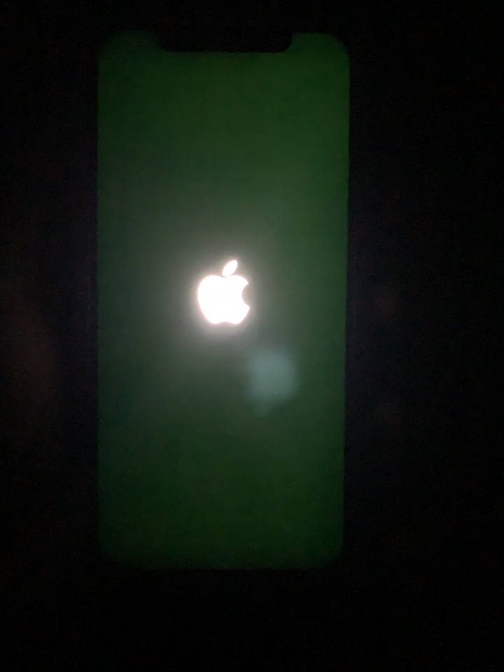 iPhone 12 pro螢幕發綠問題