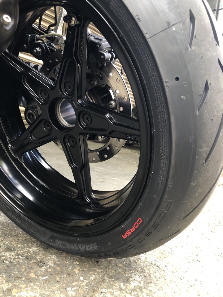 點我看大圖 BMW R9T 搭配 Pirelli Rosso Corsa II 小開箱