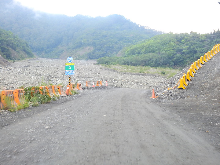 謝謝大家對我選擇URX樂活版7人座車色的建議，最後決定白色。