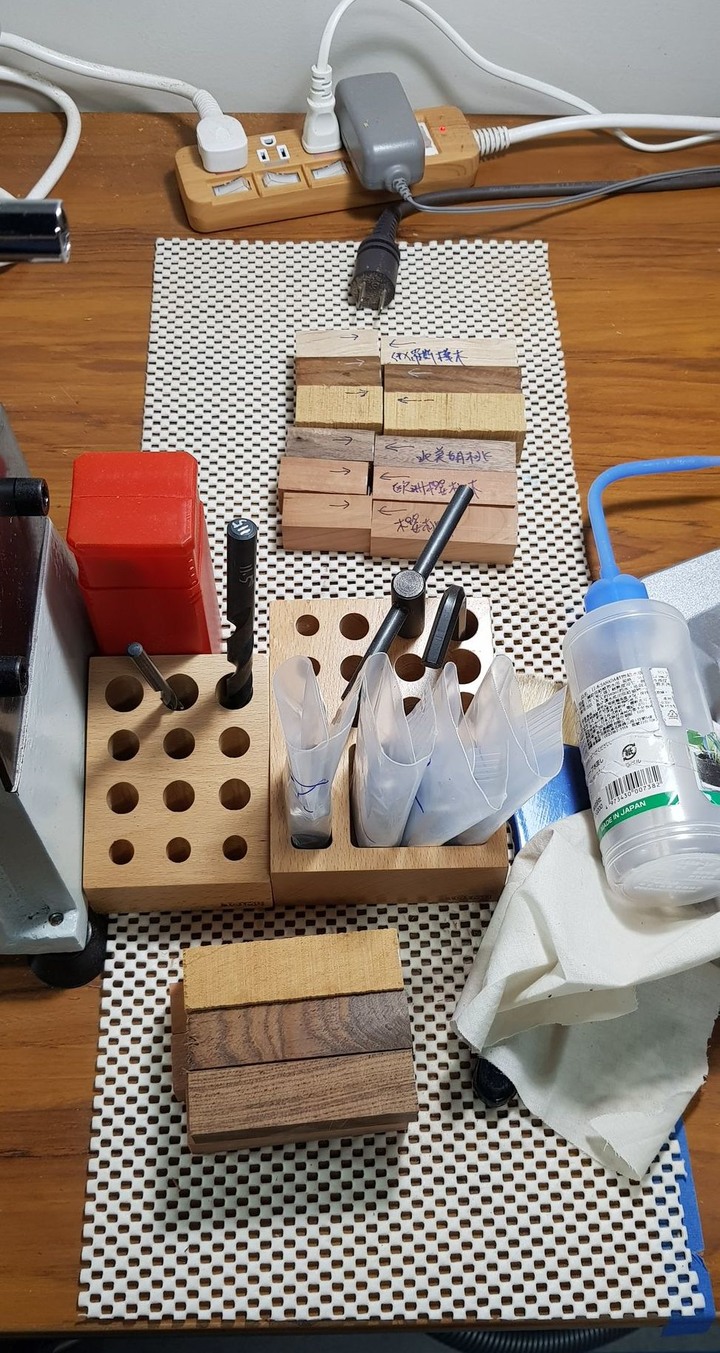 房間裡的木工車床(目前只敢製筆啦)