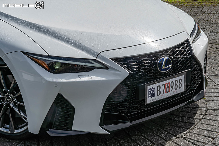 Lexus IS 300h F Sport 試駕｜帥勁操控 全面進化！