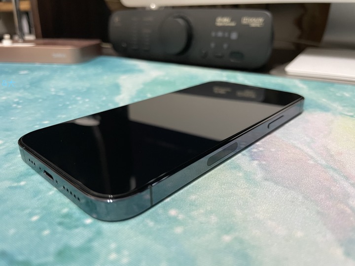 點我看大圖 特寫一下,長了胎記的iPhone 12 Pro(美版),向大家說Hello!