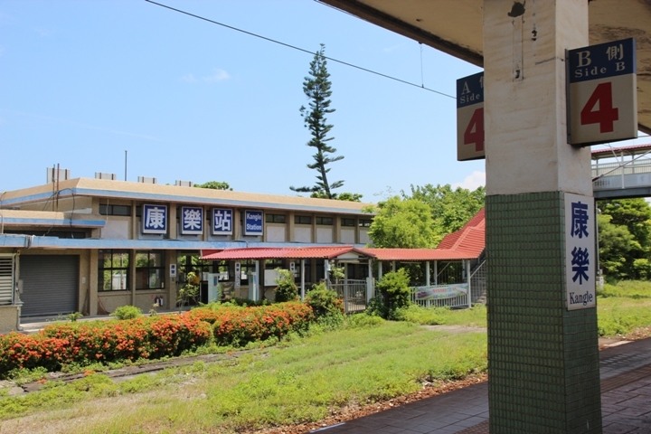 搭末班車「藍皮普快」騎遊台東鹿野