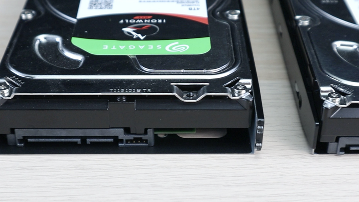 安裝 NAS 華芸 AS6604T,上機 HDD + M.2 SSD