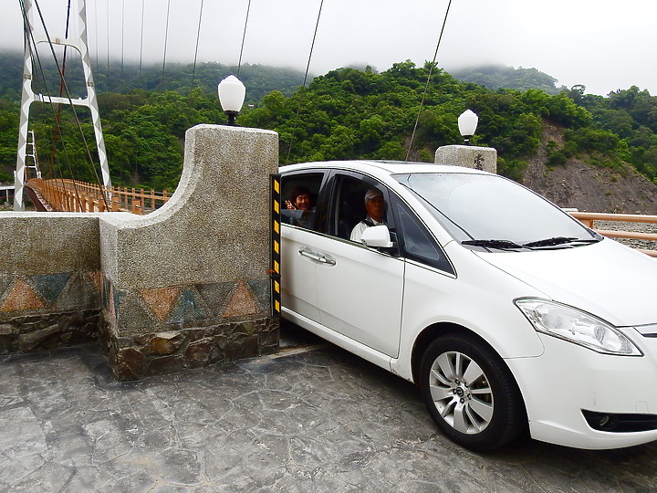 謝謝大家對我選擇URX樂活版7人座車色的建議，最後決定白色。