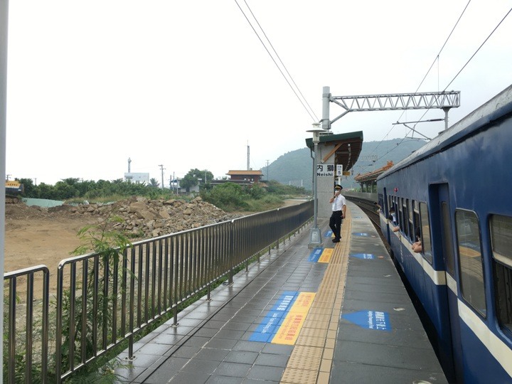 搭末班車「藍皮普快」騎遊台東鹿野