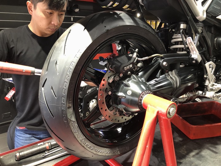 點我看大圖 BMW R9T 搭配 Pirelli Rosso Corsa II 小開箱