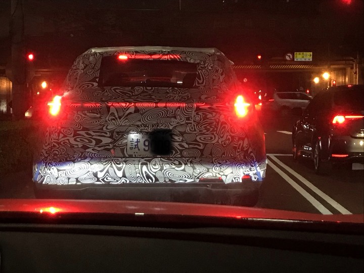 看起來像Macan的偽裝車？