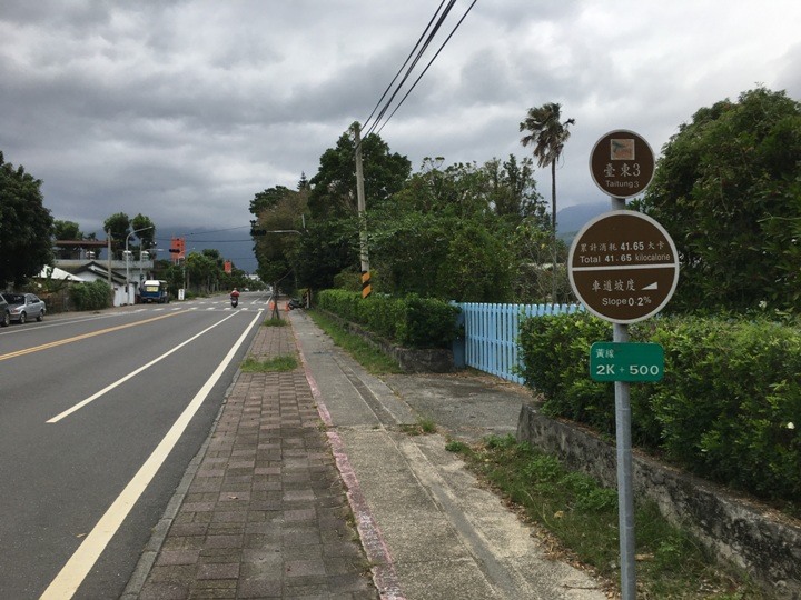 搭末班車「藍皮普快」騎遊台東鹿野