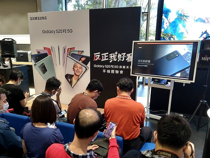 《輕旗艦》Galaxy S20 FE體驗心得分享《hen~出色》